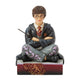 Figurine Harry Potter by Jim Shore, Harry assis par terre en robe de Poudlard tenant sa baguette