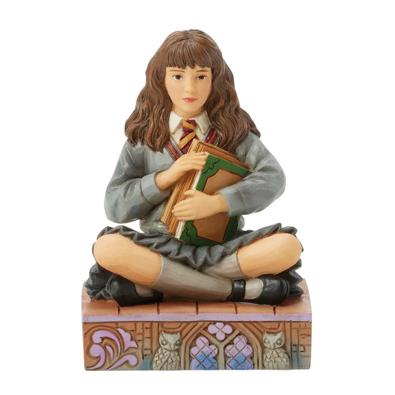 Figurine Harry Potter by Jim Shore, Hermione Granger assise serrant ses livres contre elle