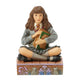 Figurine Harry Potter by Jim Shore, Hermione Granger assise serrant ses livres contre elle