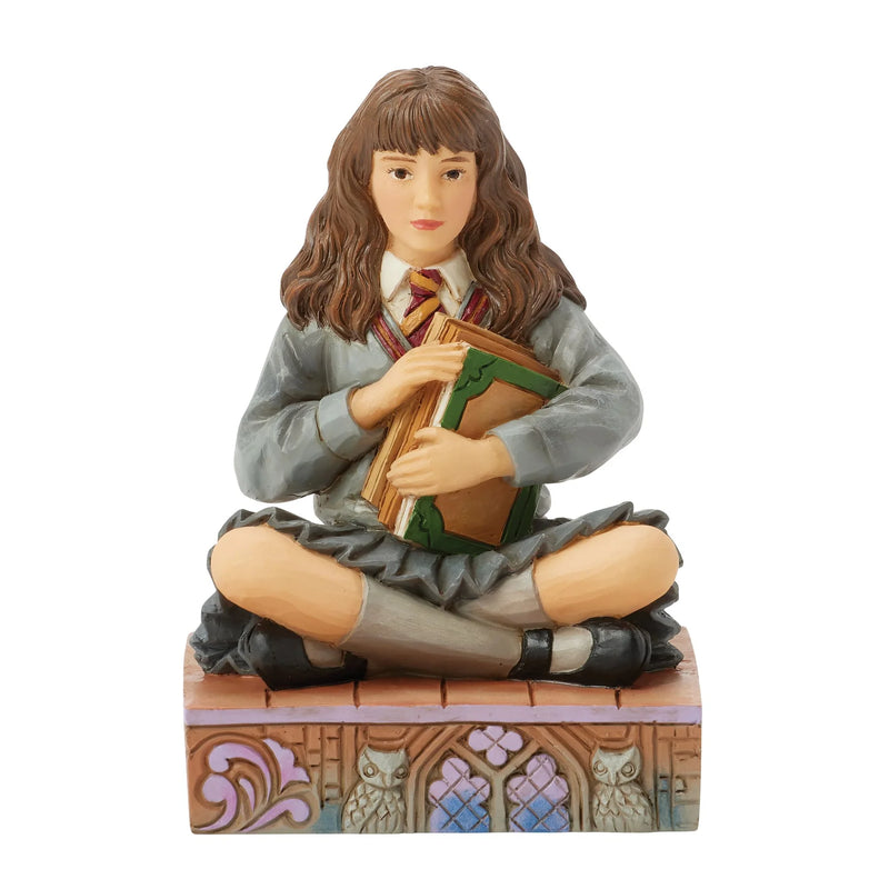 Figurine Harry Potter by Jim Shore, Hermione Granger assise serrant ses livres contre elle