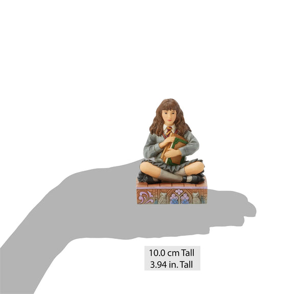 Figurine Harry Potter by Jim Shore, Hermione Granger assise serrant ses livres contre elle