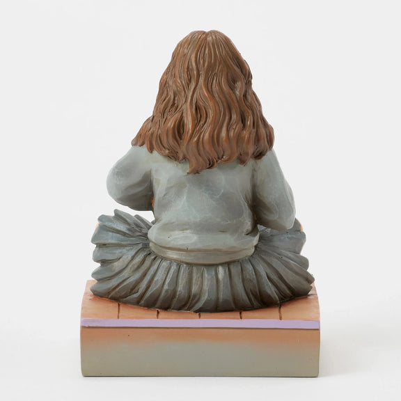 Figurine Harry Potter by Jim Shore, Hermione Granger assise serrant ses livres contre elle