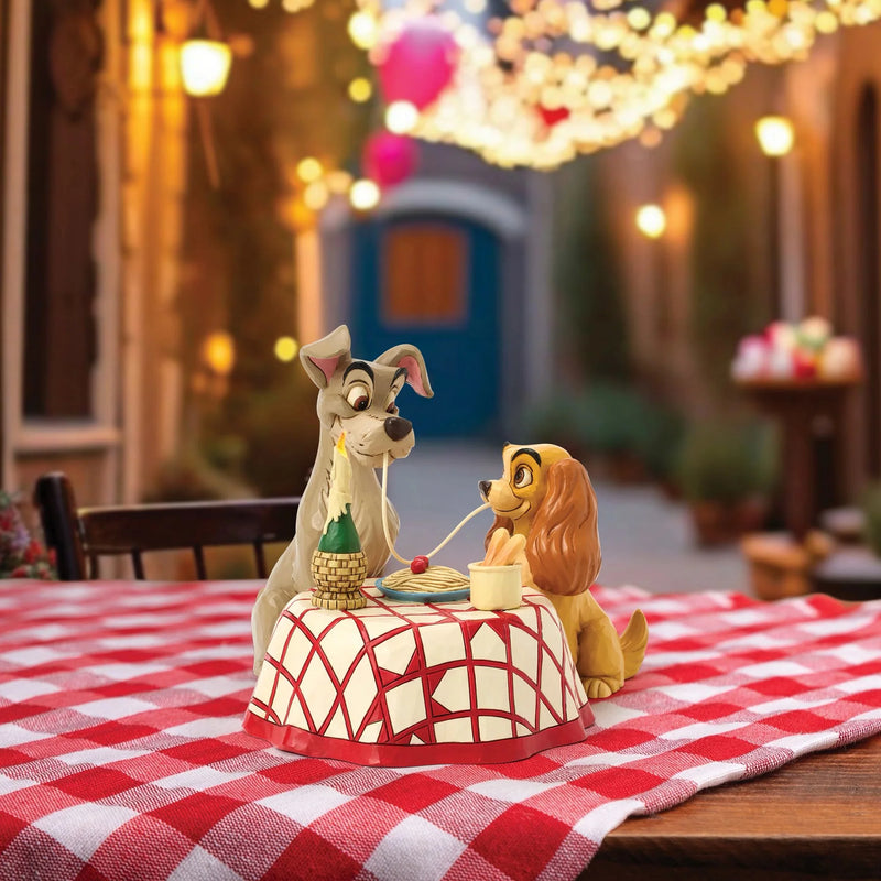 Figurine Disney Traditions Jim Shore, Belle et le Clochard partageant le dîner spaghetti