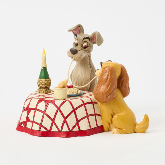 Figurine Disney Traditions Jim Shore, Belle et le Clochard partageant le dîner spaghetti