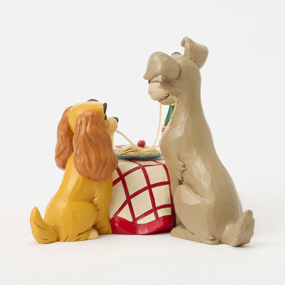 Figurine Disney Traditions Jim Shore, Belle et le Clochard partageant le dîner spaghetti