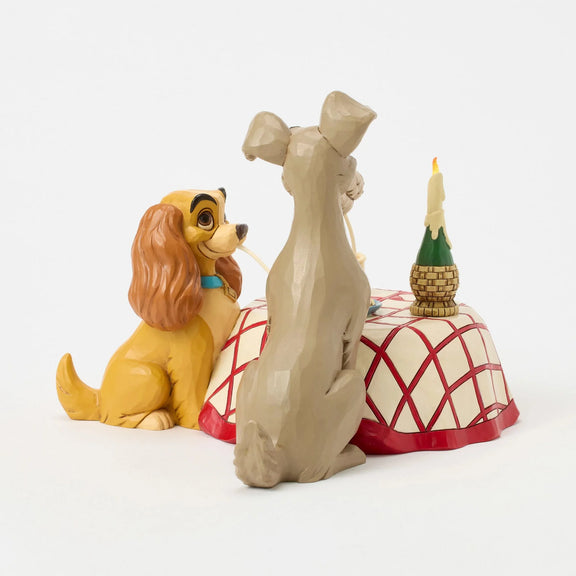 Figurine Disney Traditions Jim Shore, Belle et le Clochard partageant le dîner spaghetti