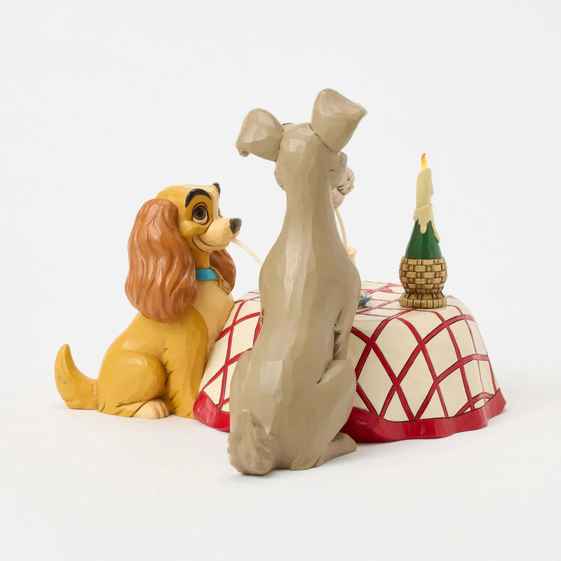 Figurine Disney Traditions Jim Shore, Belle et le Clochard partageant le dîner spaghetti