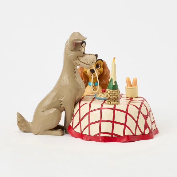 Figurine Disney Traditions Jim Shore, Belle et le Clochard partageant le dîner spaghetti