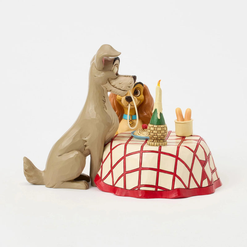 Figurine Disney Traditions Jim Shore, Belle et le Clochard partageant le dîner spaghetti
