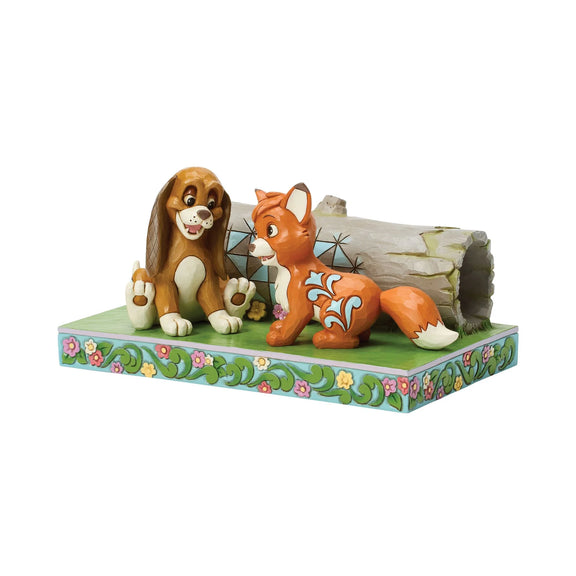 Figurine Disney Traditions Jim Shore, Rox et Rouky partageant un moment en forêt