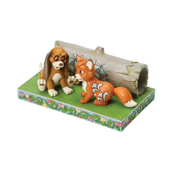 Figurine Disney Traditions Jim Shore, Rox et Rouky partageant un moment en forêt