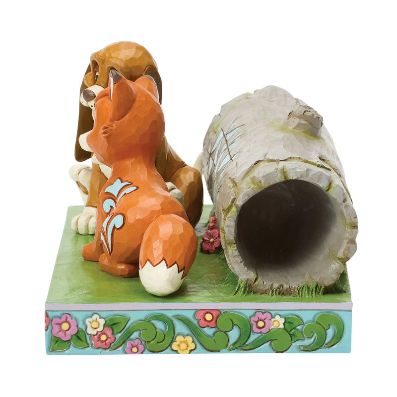 Figurine Disney Traditions Jim Shore, Rox et Rouky partageant un moment en forêt