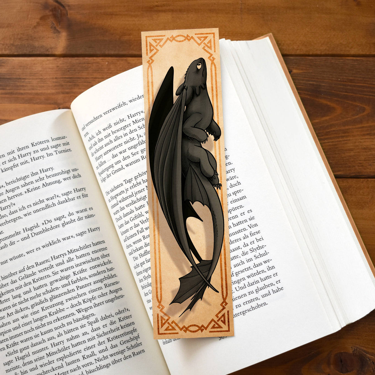 Marque-page recto verso Dragon Nocturne aux tons chauds façon vieux grimoire, avec pompon