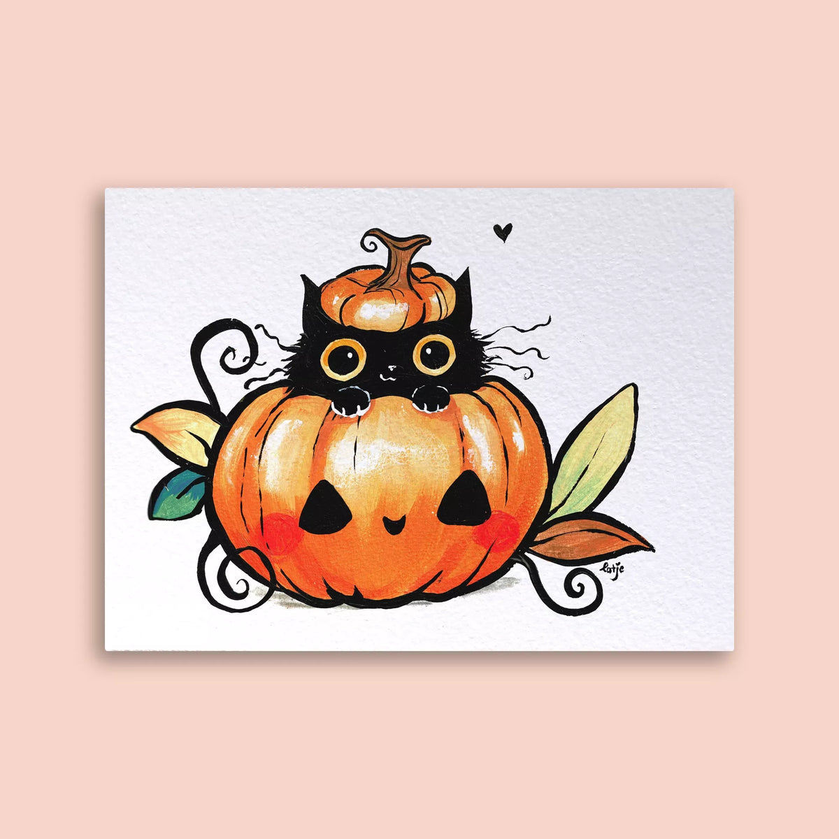 Carte postale Loeff Création, chat noir caché dans une citrouille souriante d'Halloween