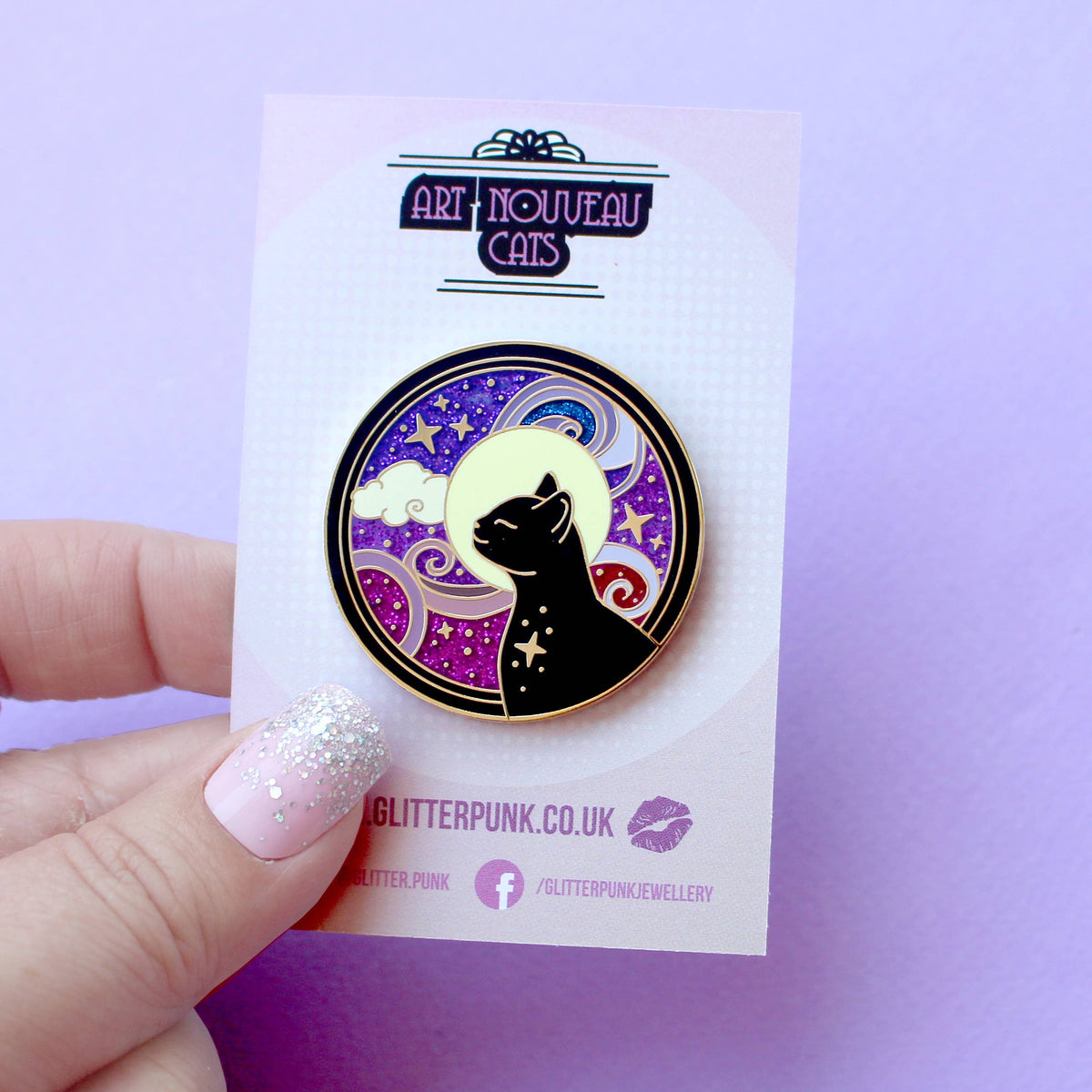 Pin's rond Glitter Punk Art Nouveau chat noir cosmique contemplant la lune sur volutes pailletées