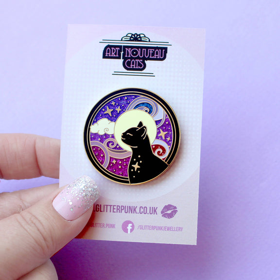 Pin's rond Glitter Punk Art Nouveau chat noir cosmique contemplant la lune sur volutes pailletées