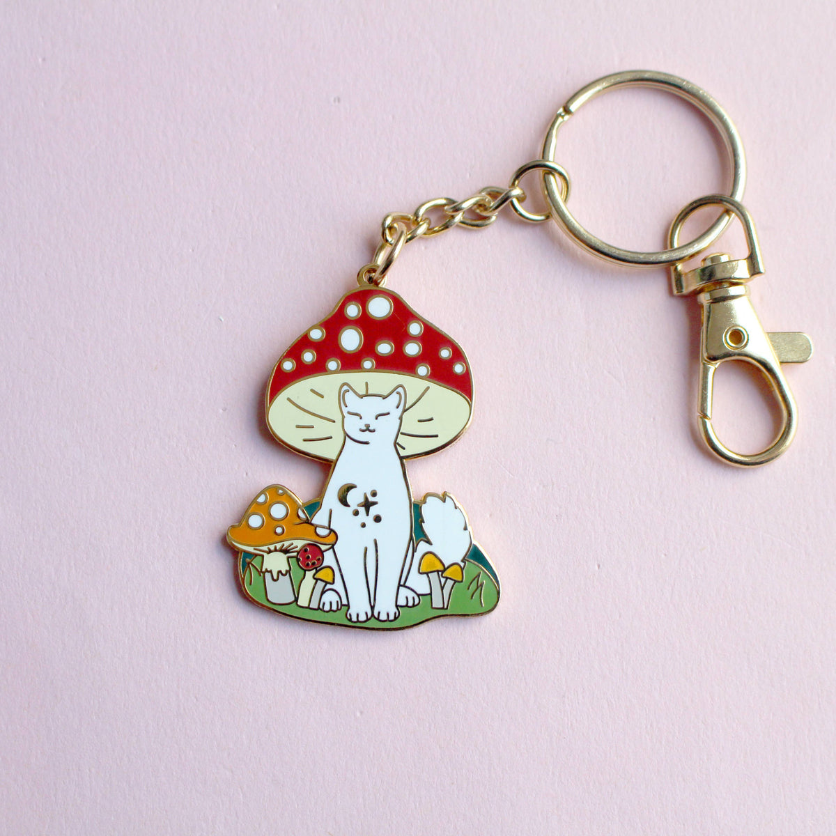 Porte-clés Glitter Punk Mushroom Cat, chat blanc assis sous un champignon rouge géant