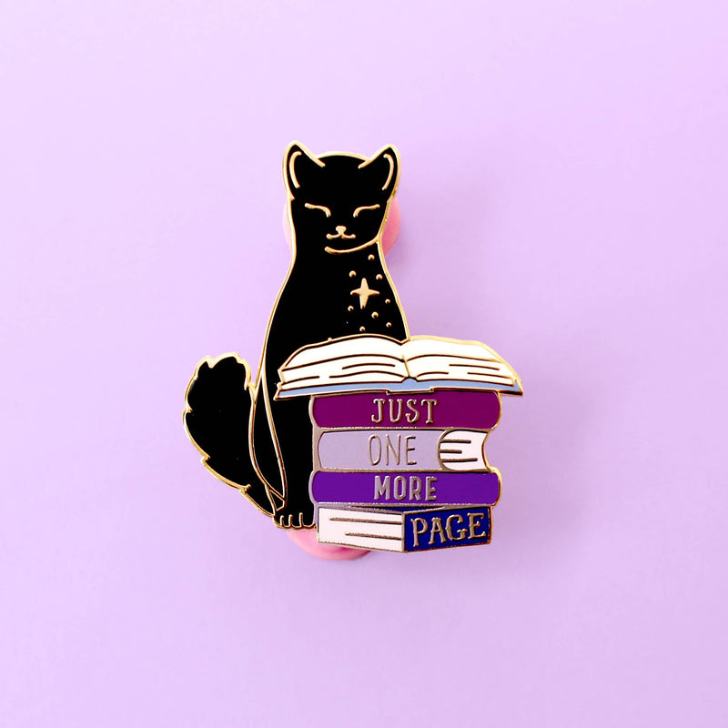 Pin's en émail doré Glitter Punk, chat noir sur une pile de livres violets, Just One More Page
