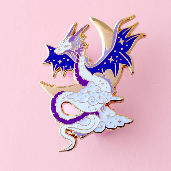 Pin's Glitter Punk Dragon Céleste violet sur croissant de lune doré avec ailes étoilées