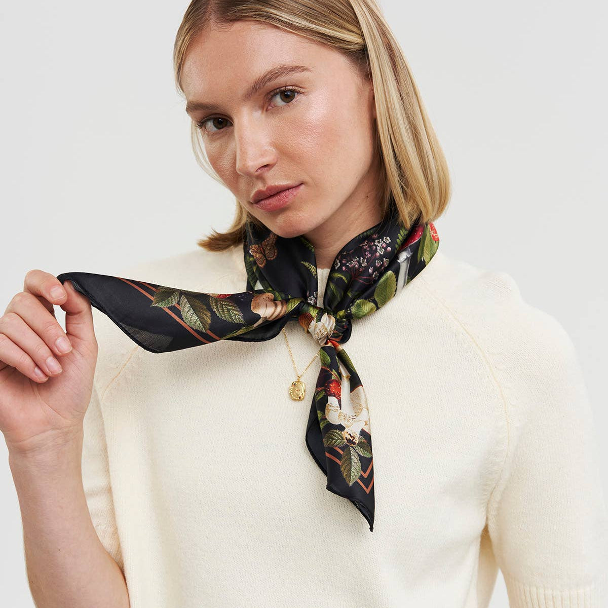 Petit foulard carré Orla Mushroom Fable England, champignons et animaux de la forêt sur fond noir