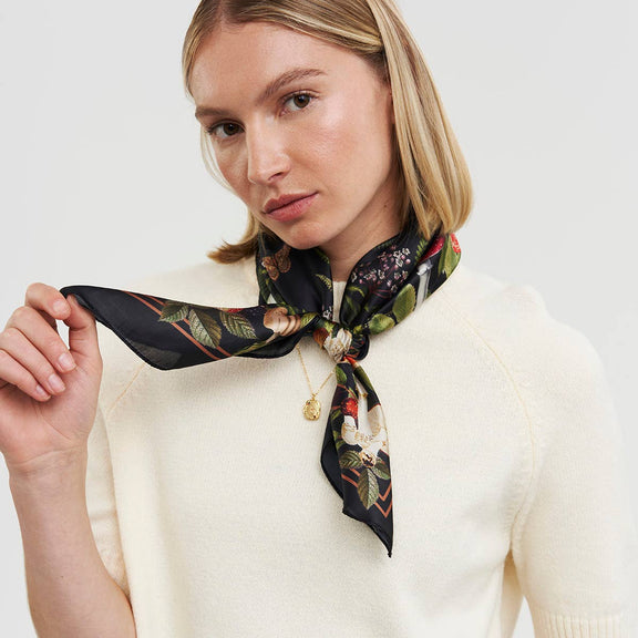 Petit foulard carré Orla Mushroom Fable England, champignons et animaux de la forêt sur fond noir