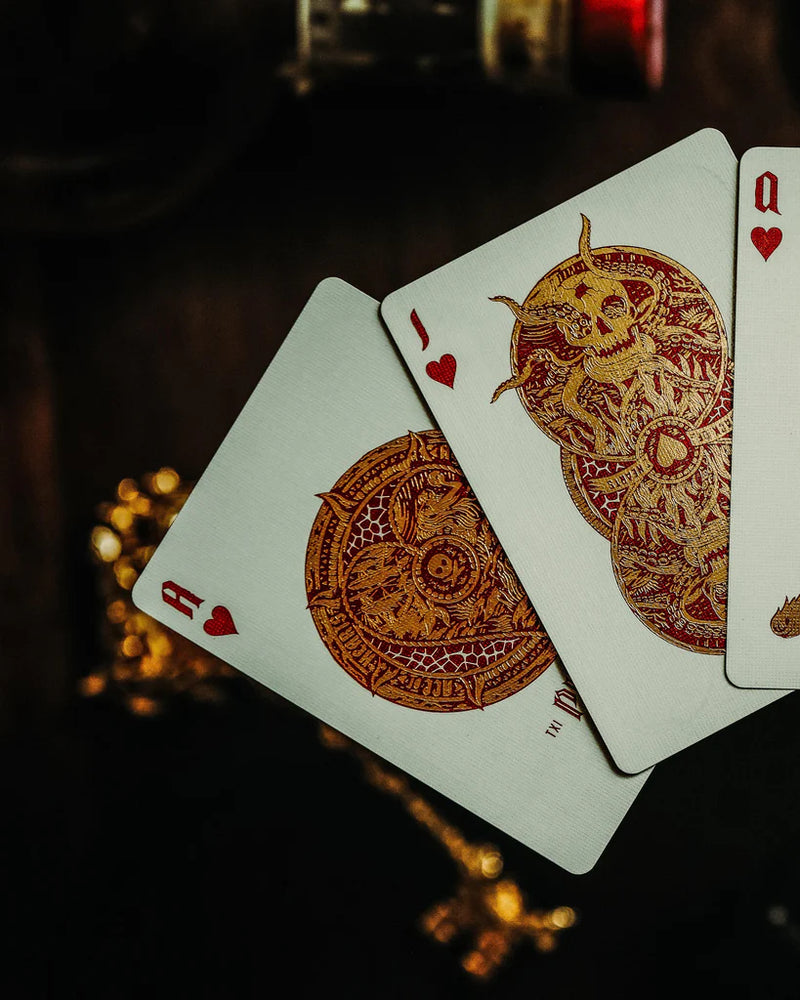 Jeu de cartes Piracy de Theory11 à impression métallisée or et argent, étui et cartes personnalisées