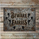 Plaque métal style vintage Attention aux fées, aspect vieilli et patiné