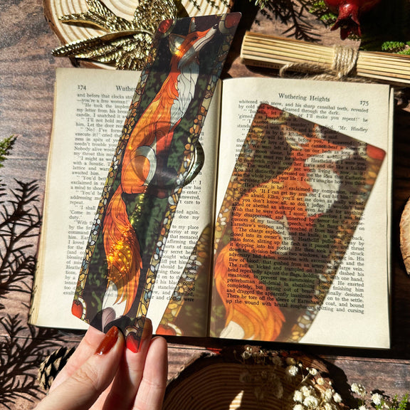 Marque-page vitrail Sonnet & Fable en acrylique transparent illustré d'un renard roux élancé