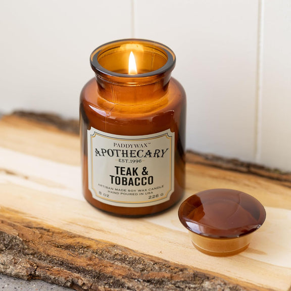 Bougie apothicaire Teck & Tabac en cire de soja dans un pot en verre ambré vintage 226 g