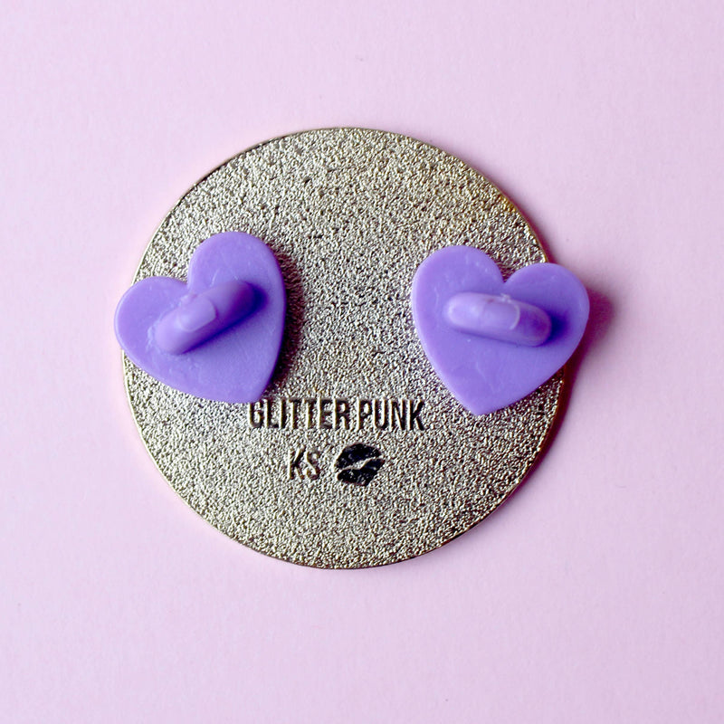 Pin's rond Glitter Punk Art Nouveau chat noir cosmique contemplant la lune sur volutes pailletées