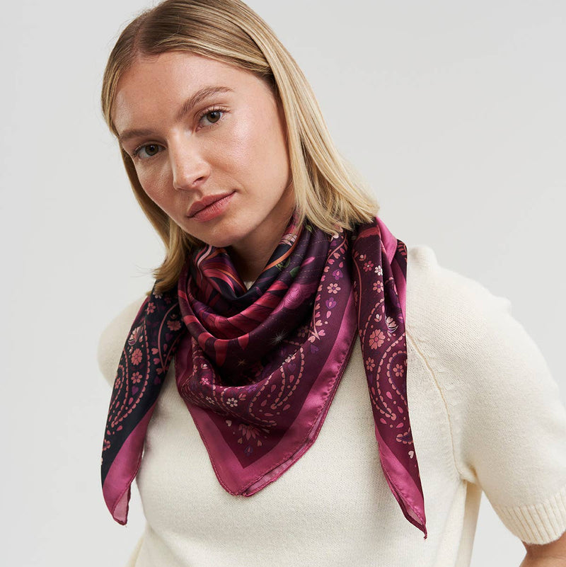 Foulard carré Fable England 90 x 90 cm, phénix dans un décor floral bordeaux, rose et violet