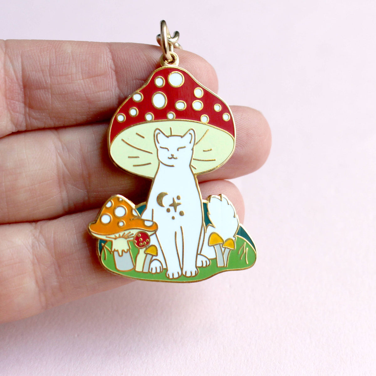 Porte-clés Glitter Punk Mushroom Cat, chat blanc assis sous un champignon rouge géant