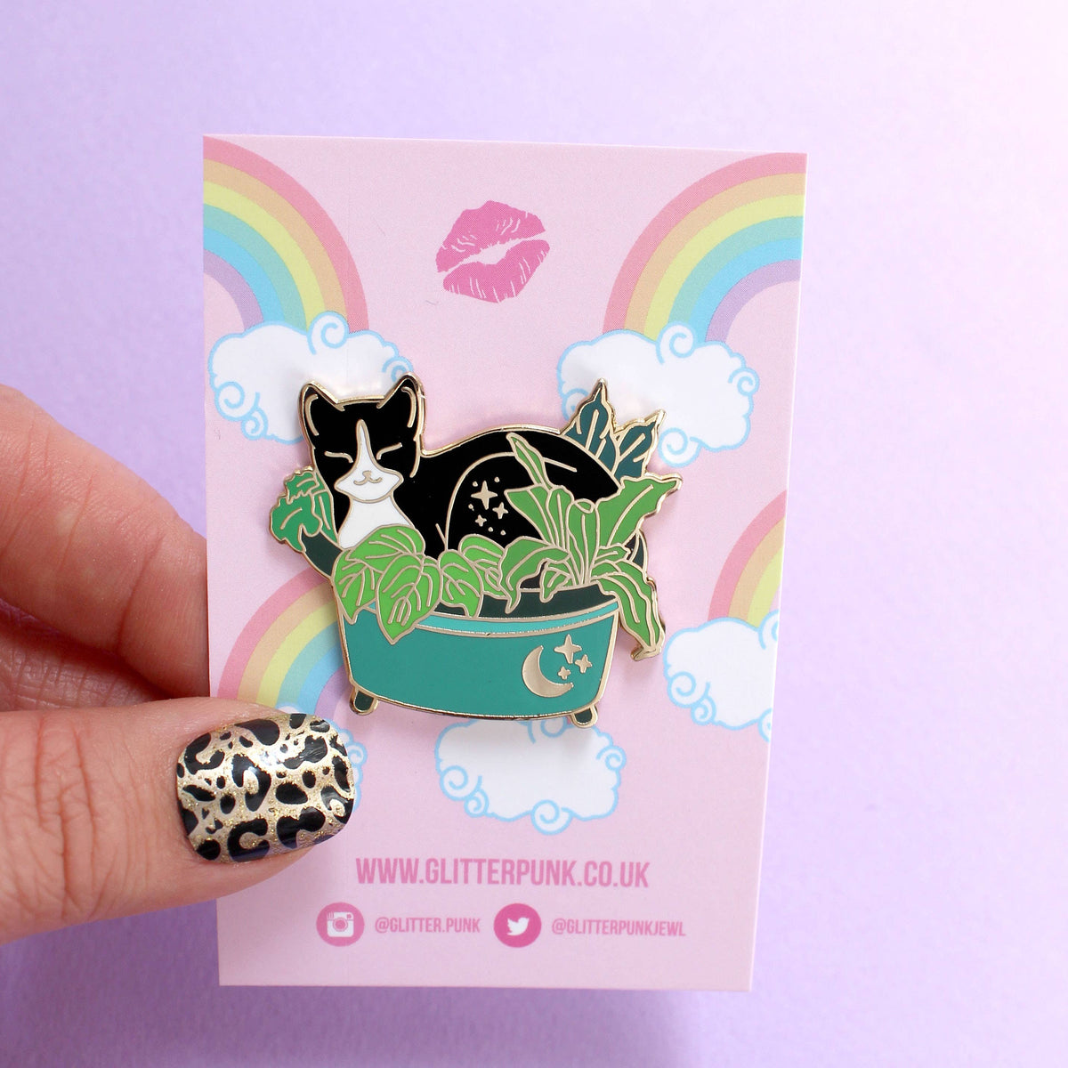 Pin's Glitter Punk chat noir relaxé dans un pot de plantes turquoise orné d'une lune et d'étoiles