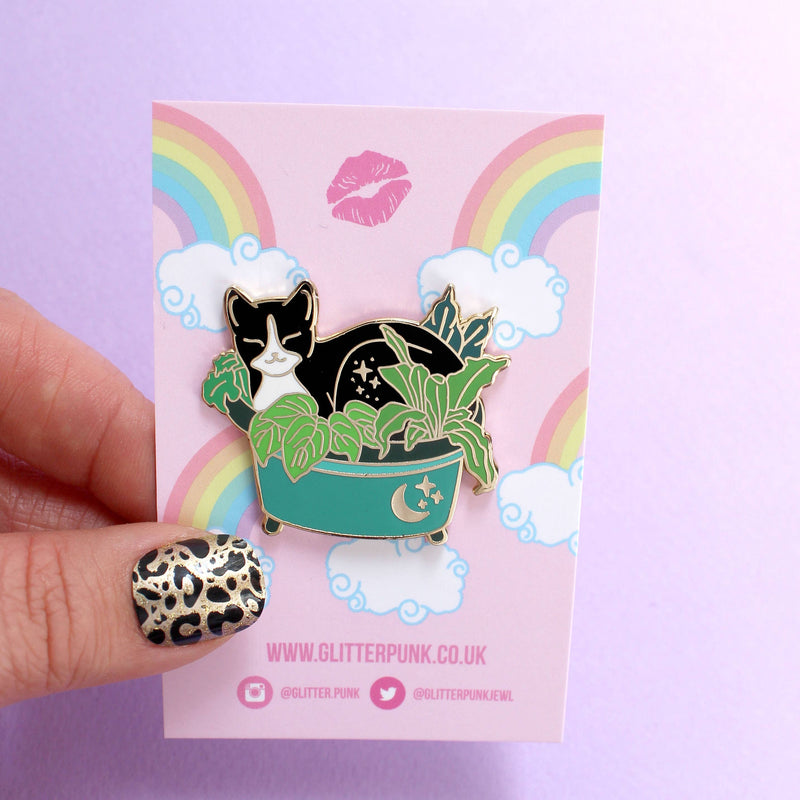 Pin's Glitter Punk chat noir relaxé dans un pot de plantes turquoise orné d'une lune et d'étoiles