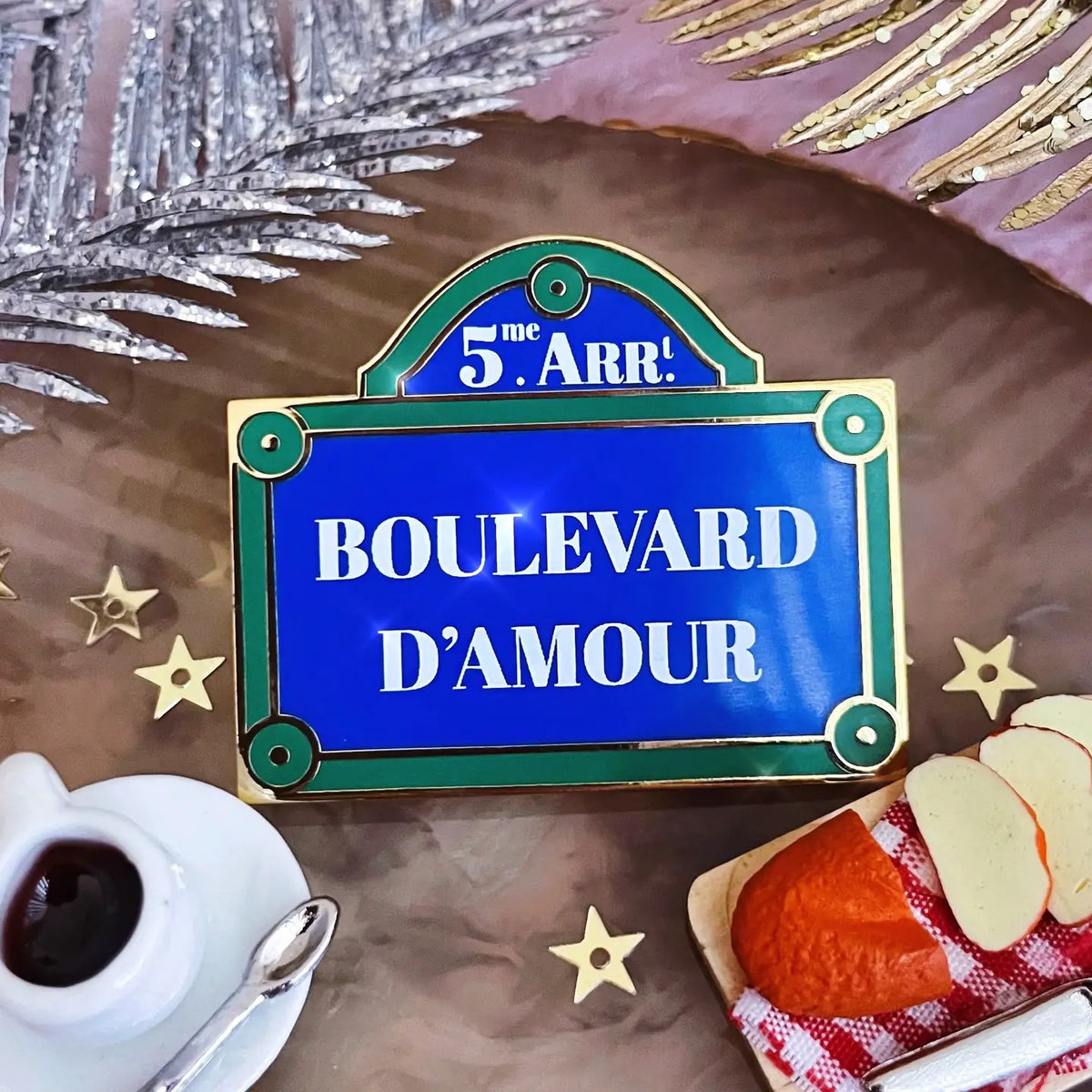 Pin's émaillé Lilly Baik façon plaque de rue parisienne Boulevard d'Amour en bleu profond et vert