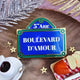 Pin's émaillé Lilly Baik façon plaque de rue parisienne Boulevard d'Amour en bleu profond et vert