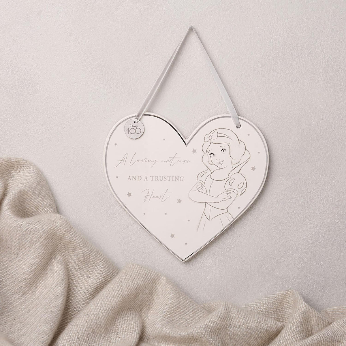 Plaque murale en céramique en forme de cœur Disney 100 ans avec Blanche-Neige et sa citation