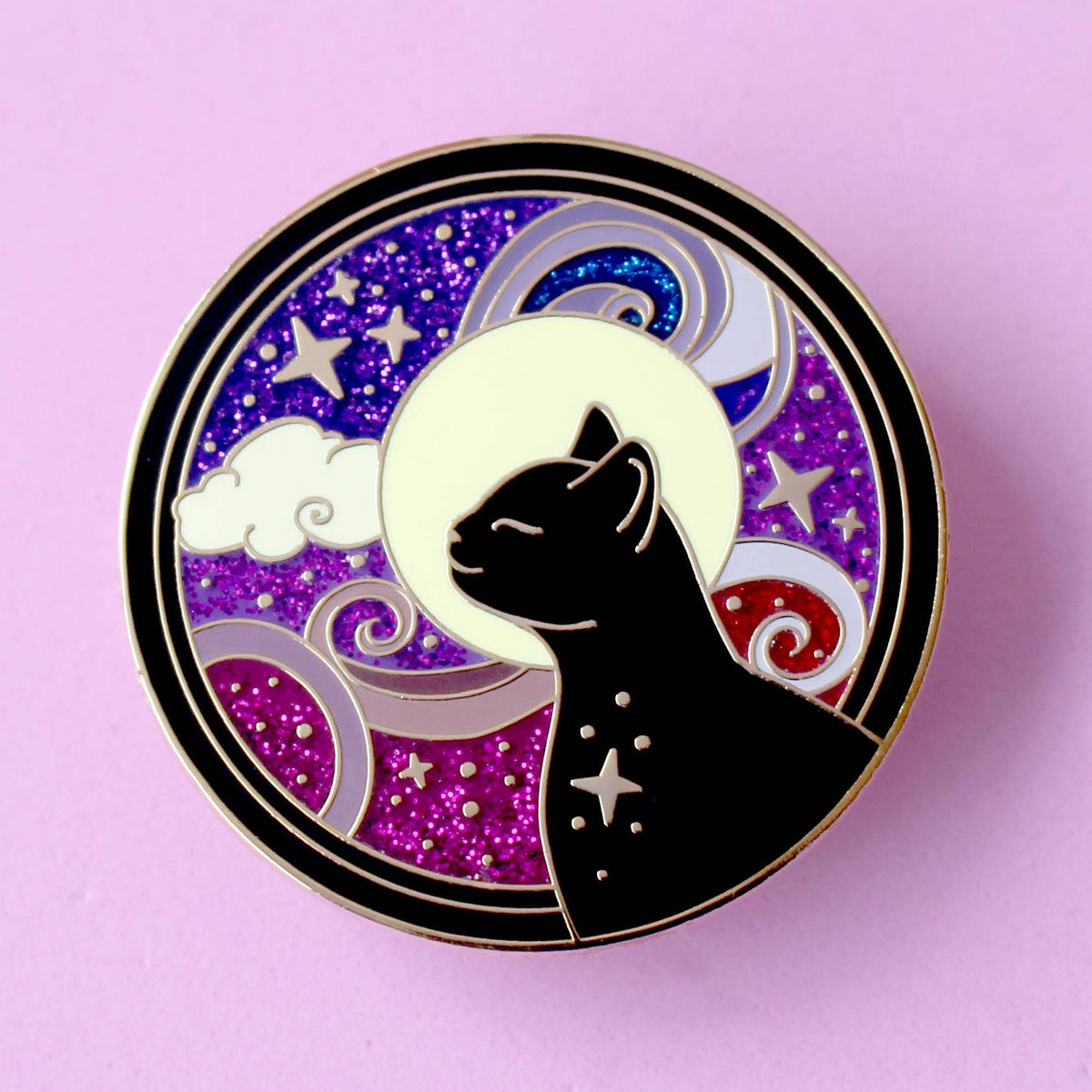 Pin's rond Glitter Punk Art Nouveau chat noir cosmique contemplant la lune sur volutes pailletées
