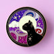 Pin's rond Glitter Punk Art Nouveau chat noir cosmique contemplant la lune sur volutes pailletées