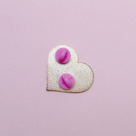 Pin's cœur Glitter Punk, deux loutres enlacées sous un ciel étoilé noir pailleté