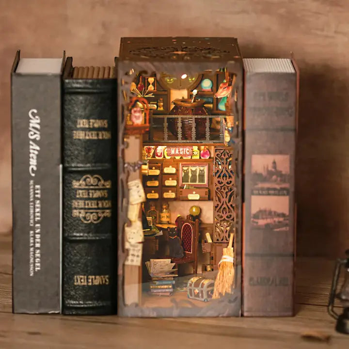 Book nook Pharmacie magique, kit en bois 282 pièces avec LED, boutique d'apothicaire miniature