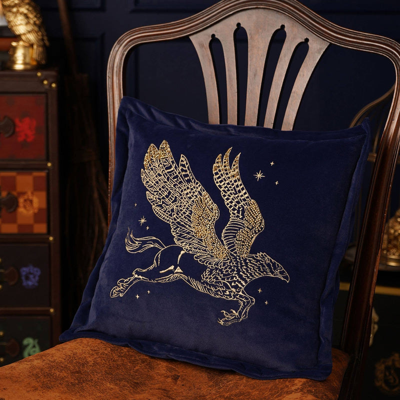 Coussin Harry Potter Buck l'hippogriffe brodé doré sur velours bleu profond, Widdop