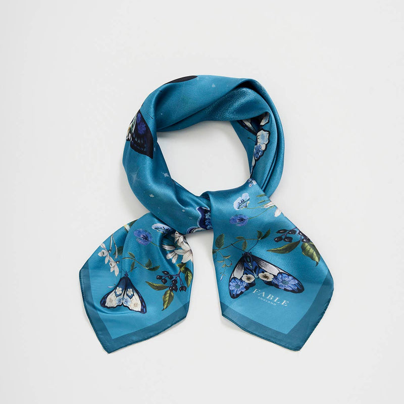 Foulard carré Midnight Garden Fable England 90 x 90 cm, papillons, fleurs et lune sur bleu sarcelle