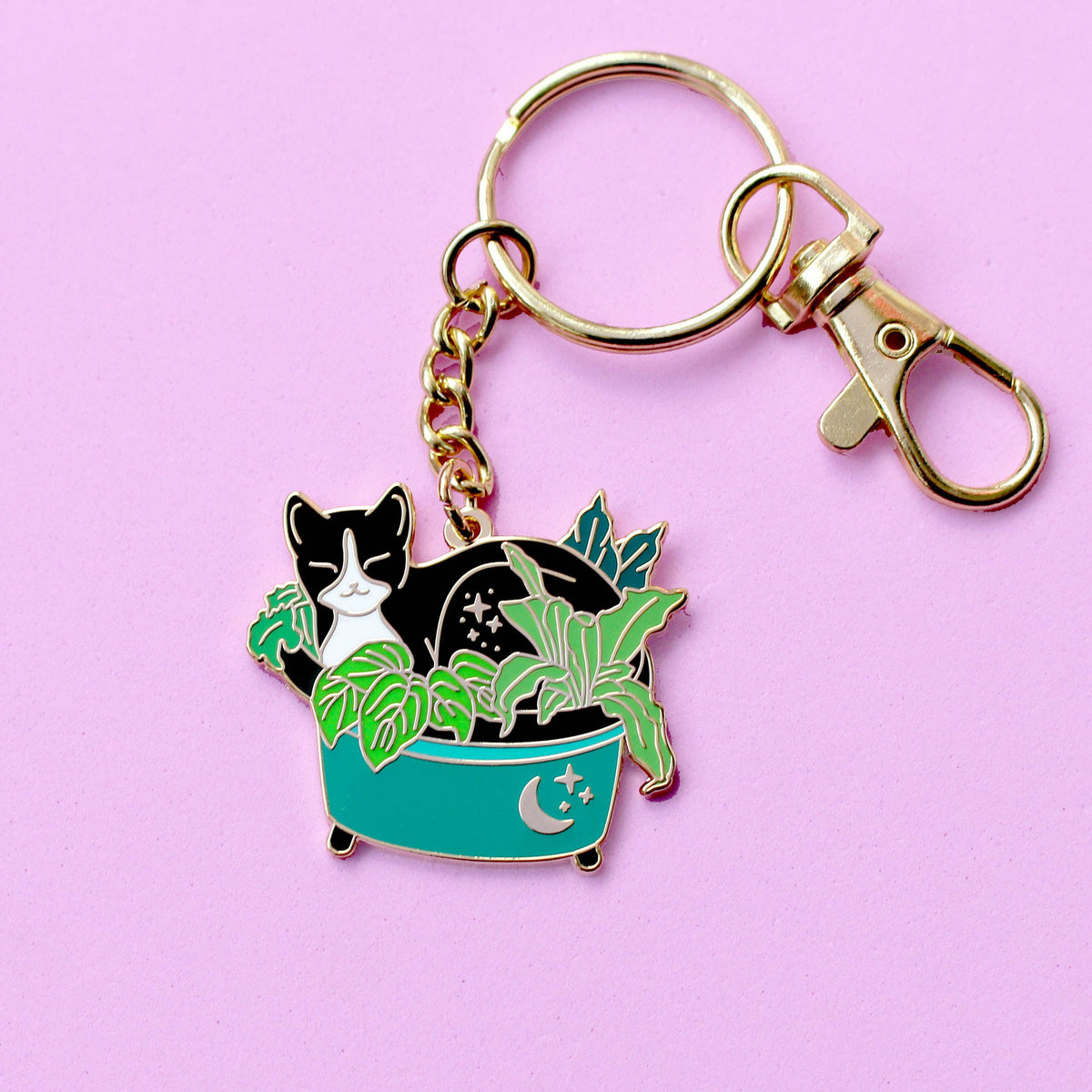 Porte-clés émail doré Glitter Punk, chat noir faisant la sieste au cœur de plantes vertes
