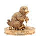 Figurine Harry Potter du Niffleur serrant une chaîne dorée sur un socle parsemé de trésors