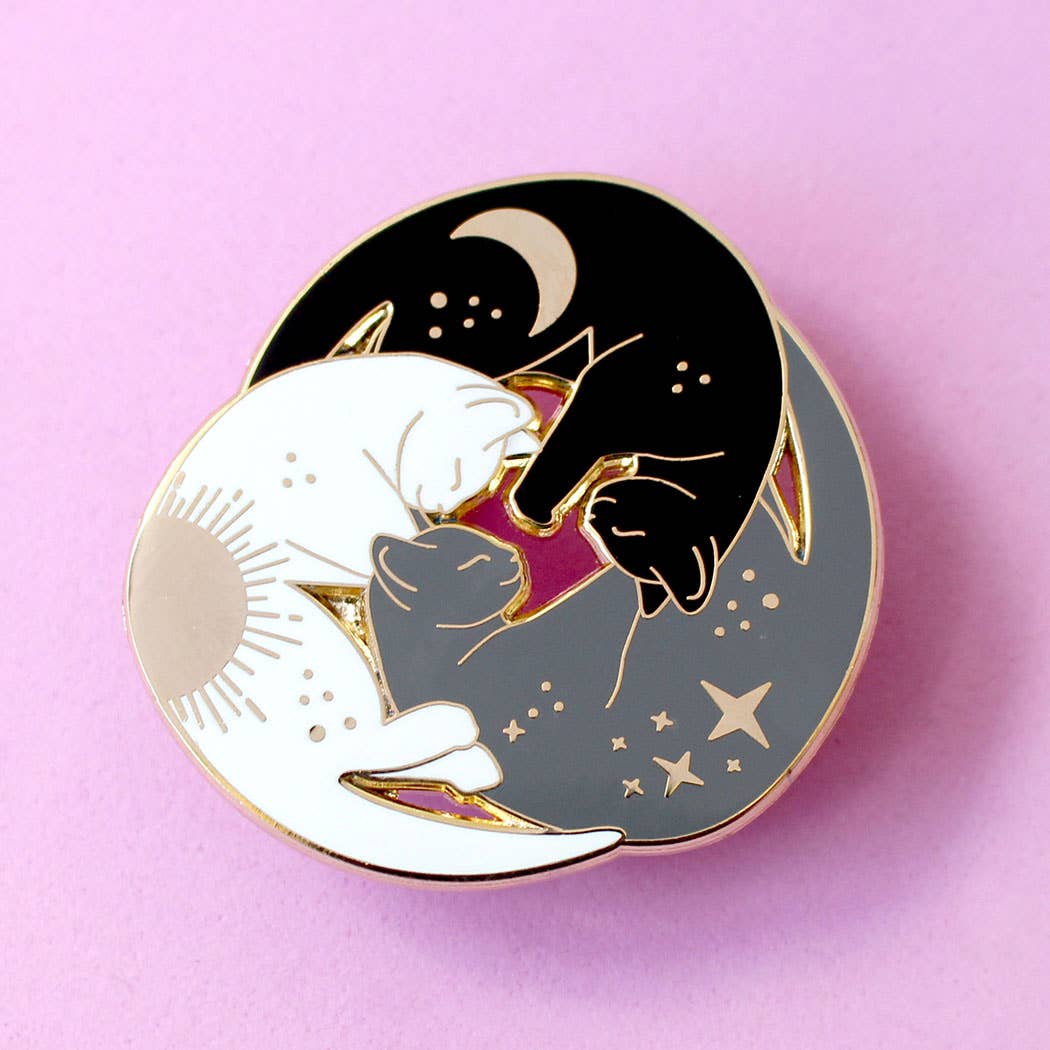 Pin's Glitter Punk trio de chats endormis en cercle, chat blanc soleil, noir lune et gris étoiles