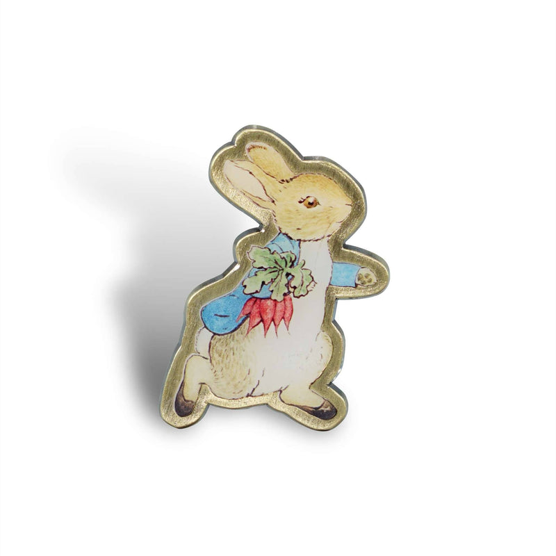 Pin's officiel Peter Rabbit tenant ses légumes, illustration Beatrix Potter, 4 cm