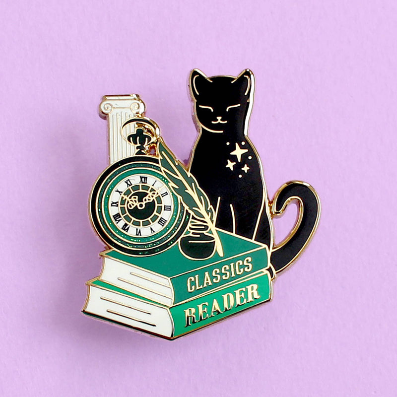 Pin's émail doré Glitter Punk Classics Reader, chat noir près d'une pile de livres verts