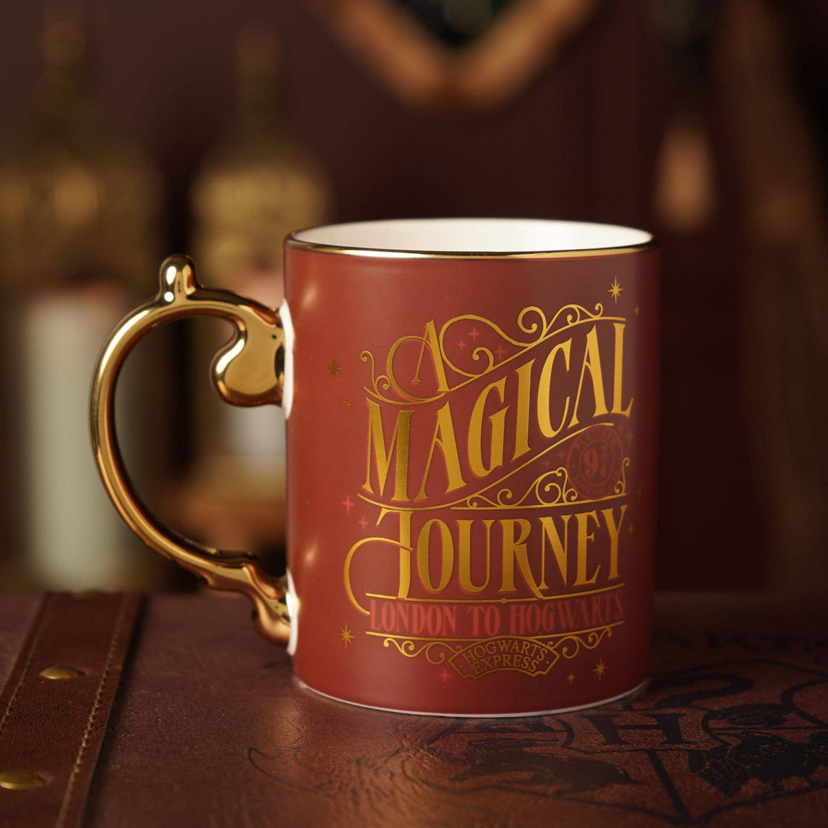 Mug en céramique Harry Potter Hogwarts Express de la collection Alumni, détails dorés sur fond sombre