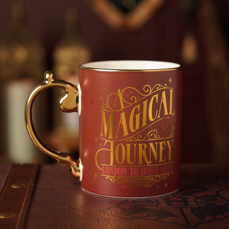 Mug en céramique Harry Potter Hogwarts Express de la collection Alumni, détails dorés sur fond sombre